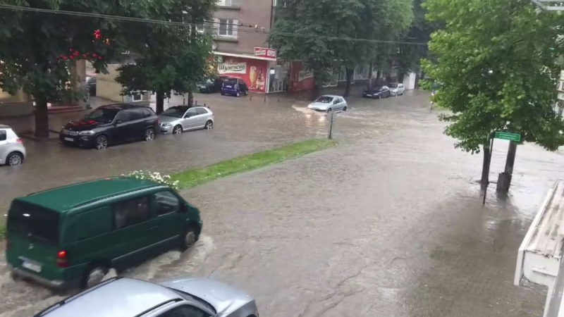 Порой наводни Стара Загора и превърна в улиците в реки (ВИДЕО)
