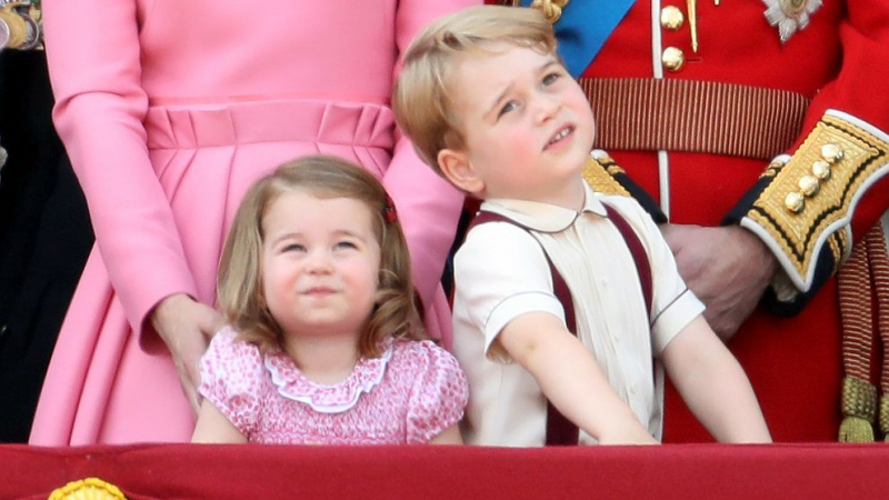 Как обучават принц Джордж и принцеса Шарлот на кралски маниери? 