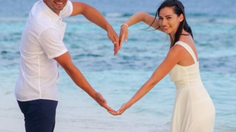 Като звездите: Търновка и любимият й се ожениха на плажа на Малдивите