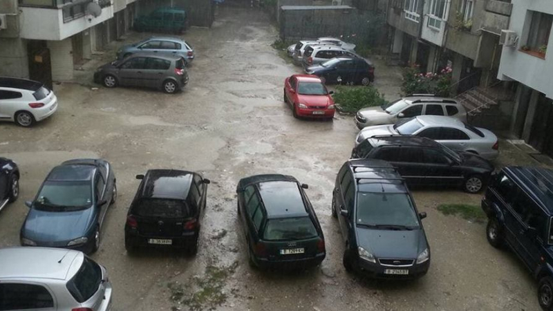 Положението във Варна е бедствено! Градът е под вода, а хората се вайкат: Не можем да излезе от домовете си (СНИМКИ/ВИДЕО)