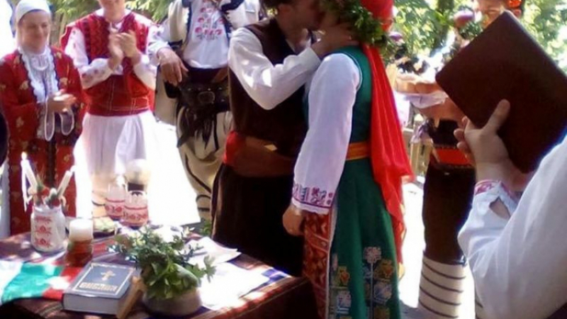 Катерина и Кристиян вдигнаха уникална сватба в Боженци, за която дълго ще се говори (СНИМКИ/ВИДЕО)