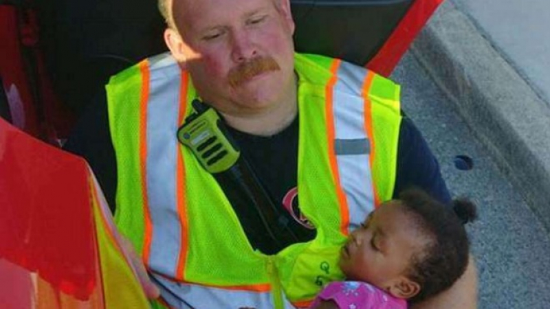 Вълнуваща СНИМКА на пожарникар и четиригодишно чернокожо момиченце просълзи мрежата