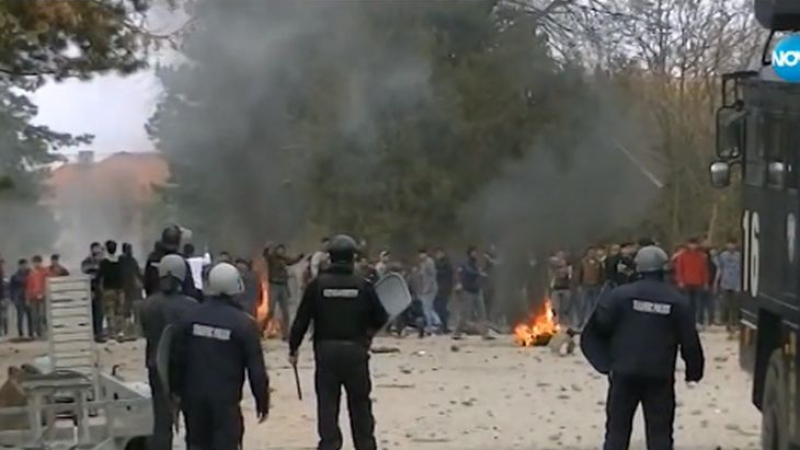 Прецедент или тотално безумие! Шокиращо се какво направиха българка и двама италианци за побеснелите бежанци, подклали бунта в Харманли (СНИМКИ/ВИДЕО)