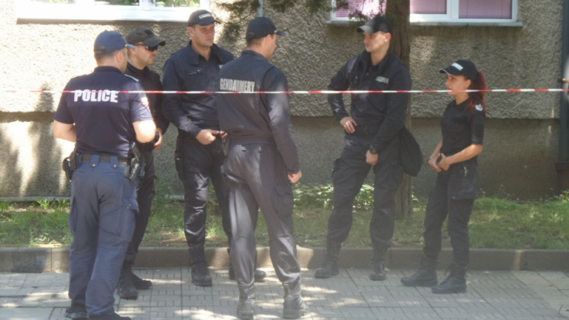 Младен Маринов обясни какво са правили полицаите в евакуирания блок в Ботевград