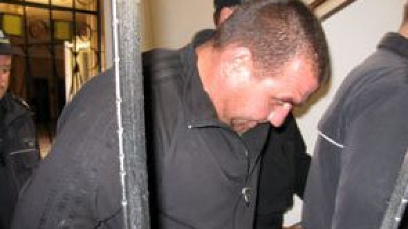 Прочут убиец се оказа най-добрият приятел на Пелов, в блока отцепен от полицията в Ботевград (СНИМКИ)