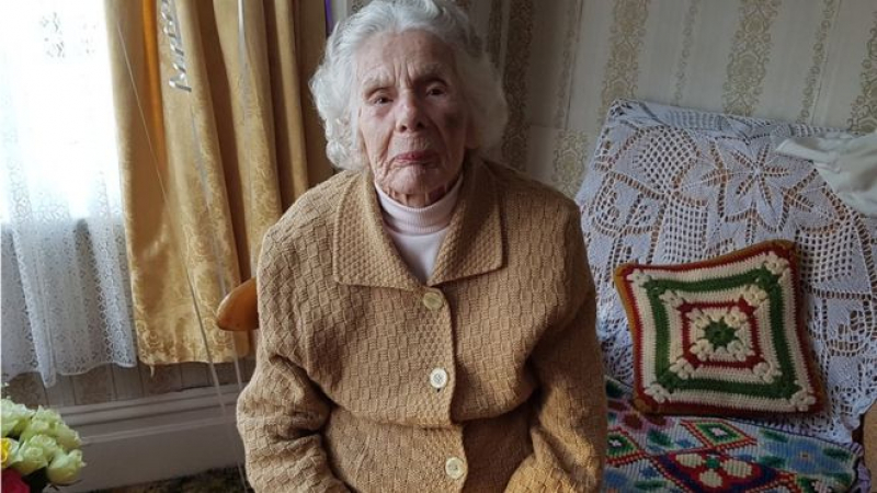 Полицията в Дербишър на крак! 100-годишна британка почина след "чудовищен" уличен грабеж (СНИМКИ)