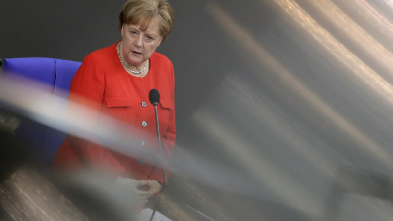 Меркел на разпит! За първи път в историята на Германия днес канцлер отговори директно на парливи въпроси в Бундестага 