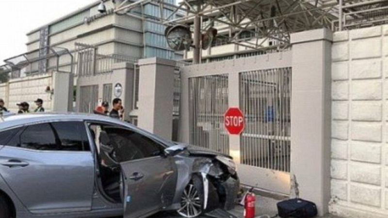 Шок преди срещата Тръмп-Ким! Кола се вряза в американското посолство в Сеул (СНИМКИ)