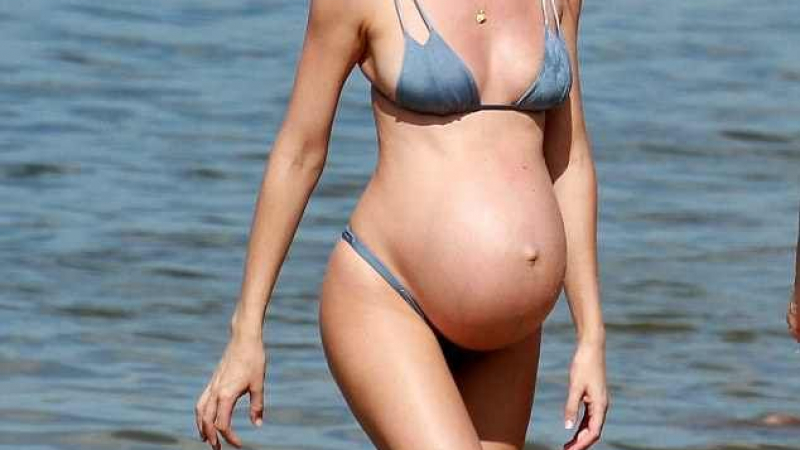 Много бременната моделка на бельо Кандис Суанепул се разголи на плажа (СНИМКИ) 
