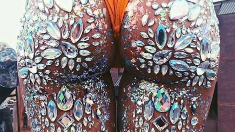 Новата лятна мода: Дупета, украсени с брокат и пайети, разгорещиха Instagram (СНИМКИ 18+)