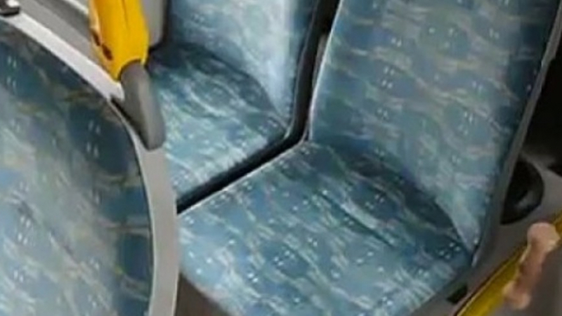 Потресаващо е какви гнусотии излизат от автобусните седалки на градския транспорт (ВИДЕО)