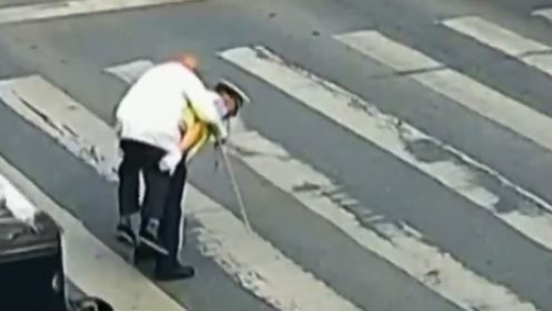 Доброто е край нас: Полицай пренесе на гърба си възрастен човек през кръстовище (ВИДЕО)