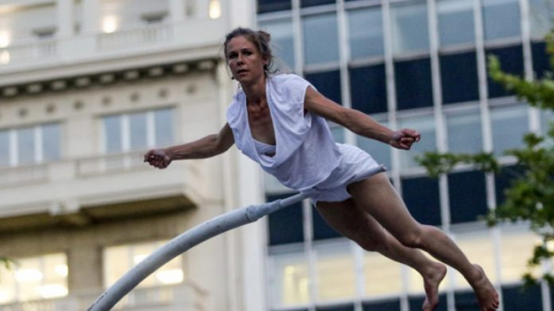 Френска акробатка спря дъха на Атина на площад „Синтагма“