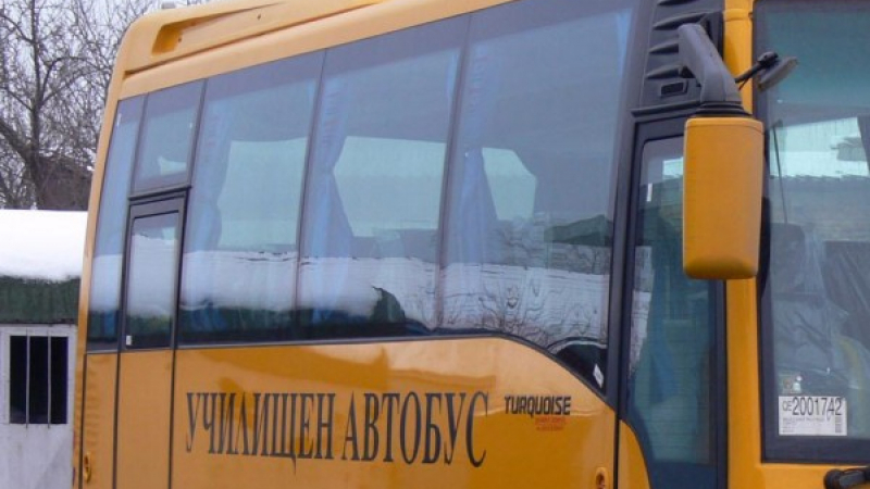 Скандал в Разложко: Училищен бус за деца с увреждания прекоси релси при през спусната жп бариера