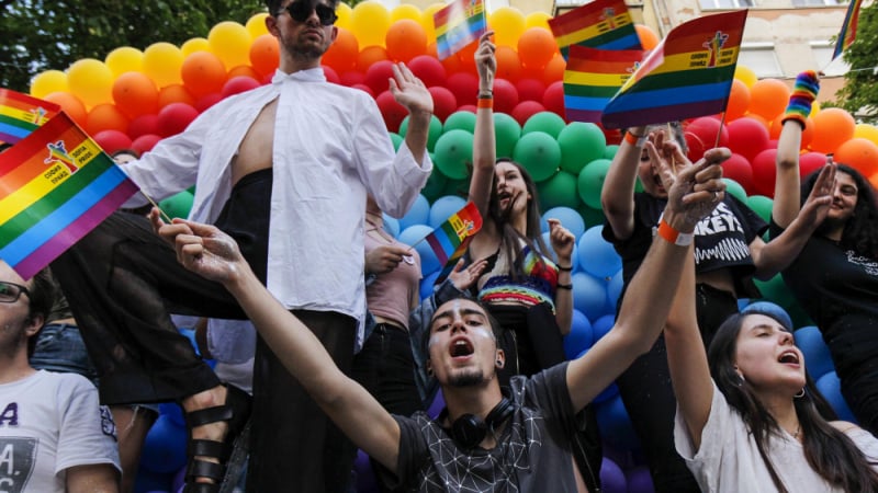 Задава се горещ следобед в София – гей парад, полицейска блокада и контра „Поход за семейството“ 