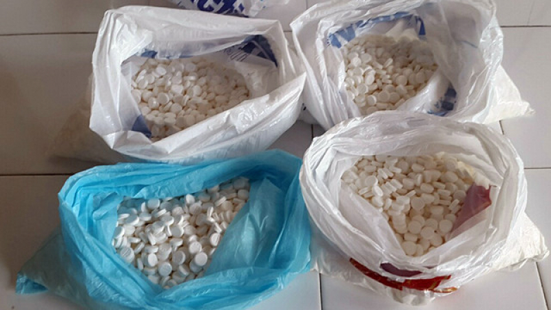 Тежко им на двамата холандци, арестувани с 16 тона материали за дрога във Варна