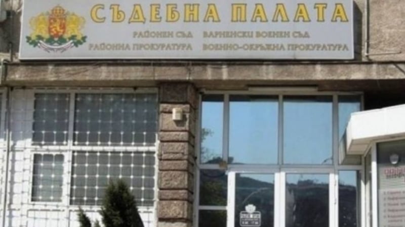 Много важна сграда във Варна се разпада, опасна е за хората