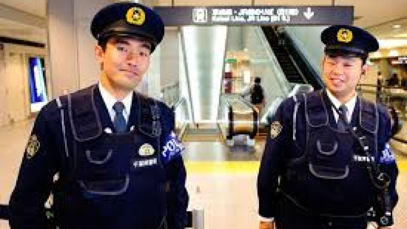 Нападатели нахлула в експрес в Япония и наръгаха пътници в гърлата
