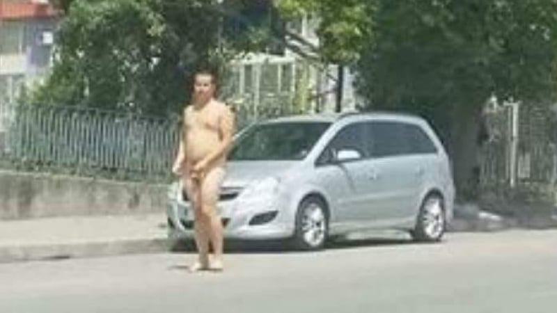 Чисто гол мъж се разходи по улиците на Търново, а когато линейката пристигна... (СНИМКИ 18+)