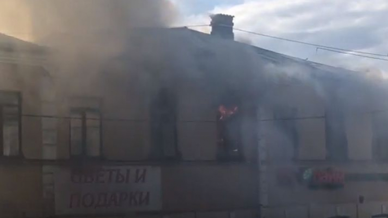 Огнен ад в Русия! Пожар избухна в търговски център до Санкт Петербург (ВИДЕО)