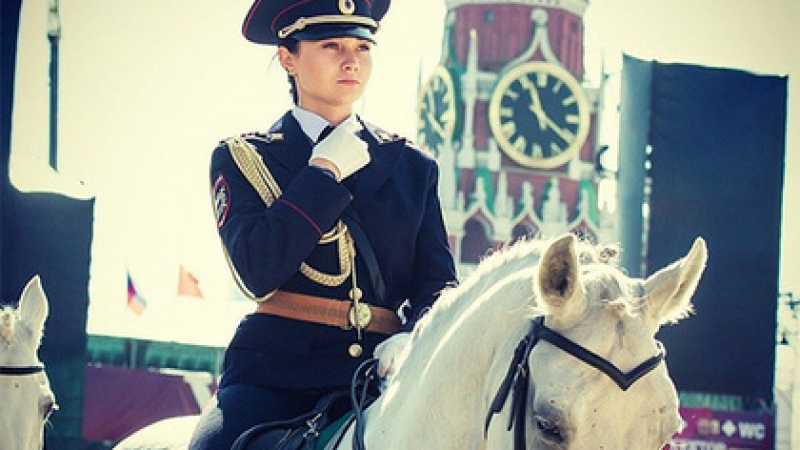 Японците луднаха по най-сексуалната руска конна полицайка (СНИМКИ)