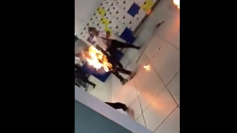 Мъж пламна в оживен търговски център в Мароко (ВИДЕО 18+)