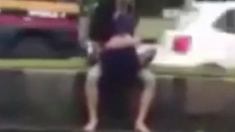 Безсрамна двойка се посвети на секс по средата на улица пред шокираните очевидци (СНИМКИ/ВИДЕО 18+)  