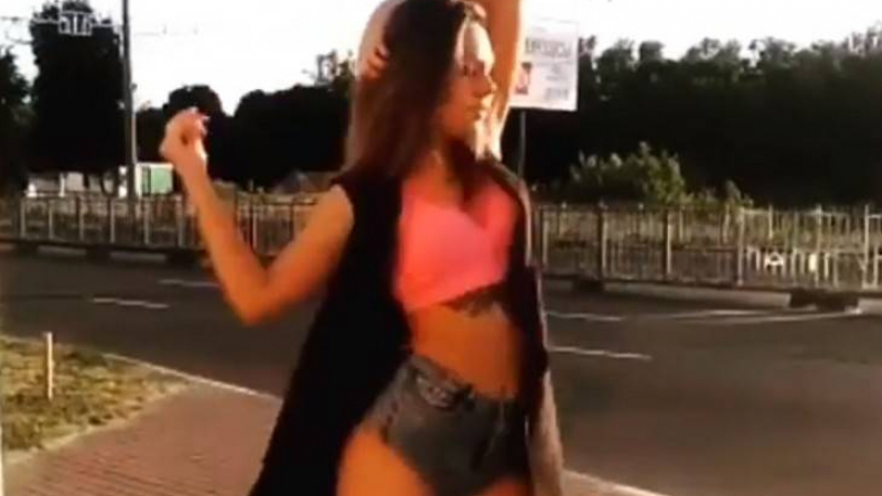 Девойка изненада шофьорите с еротичен танц на пътя (СНИМКИ)