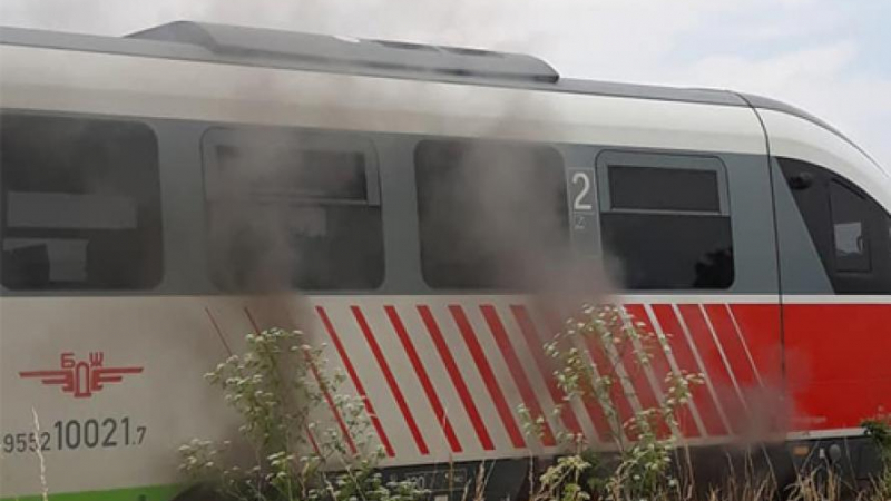Влак по направлението Панагюрище-Пловдив избухна в пламъци
