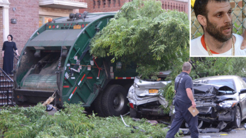 Пиян шофьор с камион за боклук и помля няколко паркирани автомобила (СНИМКИ/ВИДЕО)