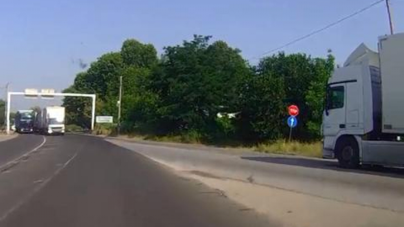 Възмутителни кадри: Как турски ТИР "спира" на знак STOP преди Поповица? (ВИДЕО)