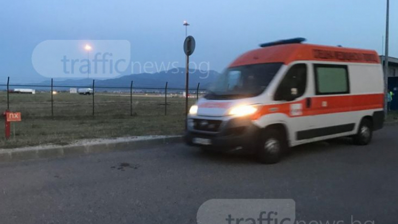 Ад на летището в Пловдив: Линейки хвърчат с пострадалите от падналия хеликоптер, има опасност от взрив