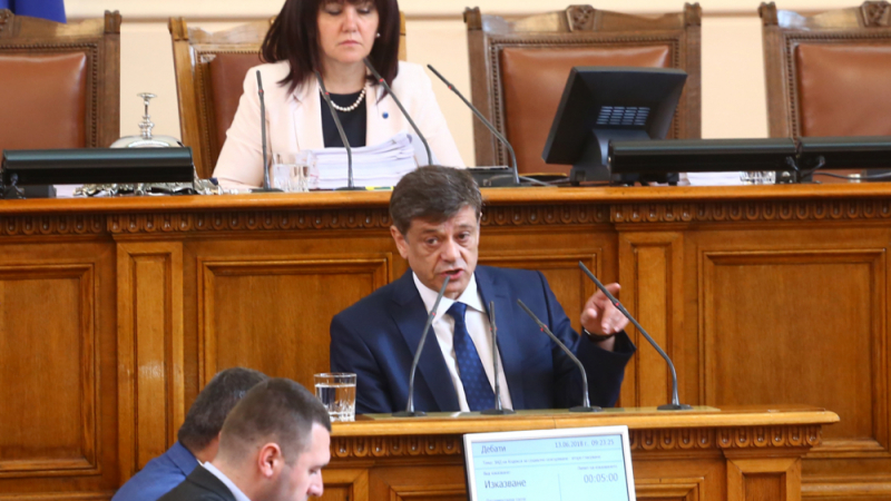 Ген. Попов се закани да свика извънредно Комисията по отбрана заради президента