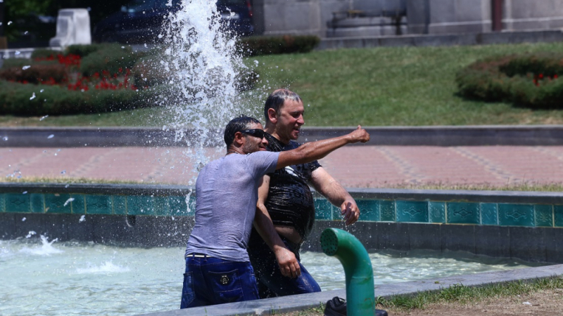 Фоторепортаж в БЛИЦ: Ох баня, ох кеф - познайте кои столичани се плацикат във фонтана пред Музея на София