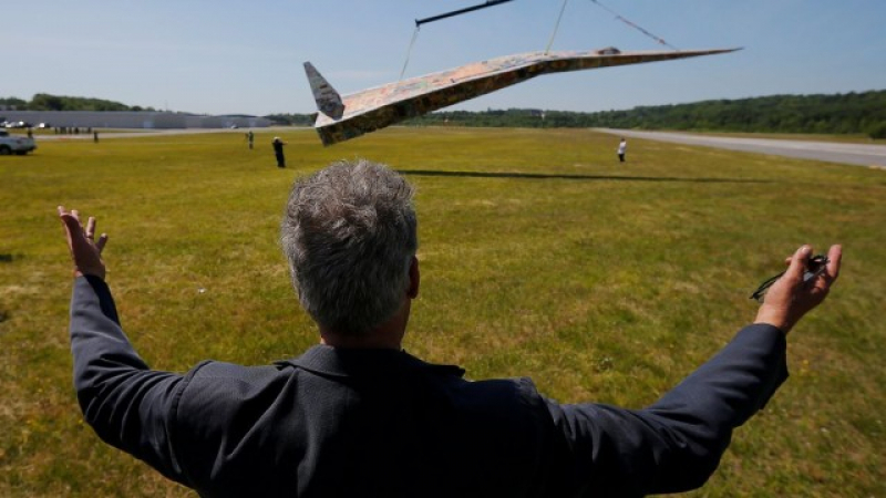 Може ли да предположите колко тежи най-големият хартиен самолет в света? Числото е главозамайващо!