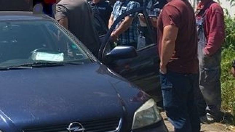 Екшън в Бургас! Маскирани полицаи щурмуваха къщата, ето какво стана
