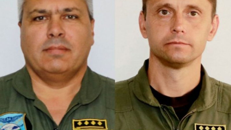 Погребват един до друг загиналите пилоти от 24-а Авиобаза Крумово 