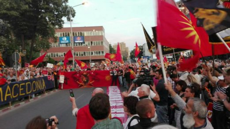 Протест в Скопие срещу смяната на името, хвърлиха коктейл "Молотов" срещу сградата на парламента