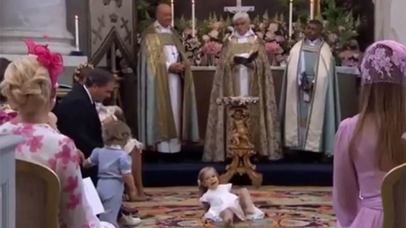 4-годишната принцеса на Швеция постави всички в неудобно положение при кръщението на сестра си (ВИДЕО)