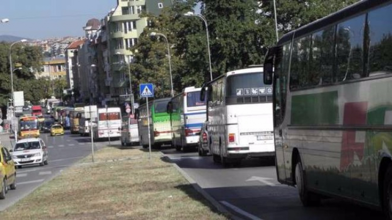 2000 автобуса спират да се движат днес за час и половина заради протест на превозвачите