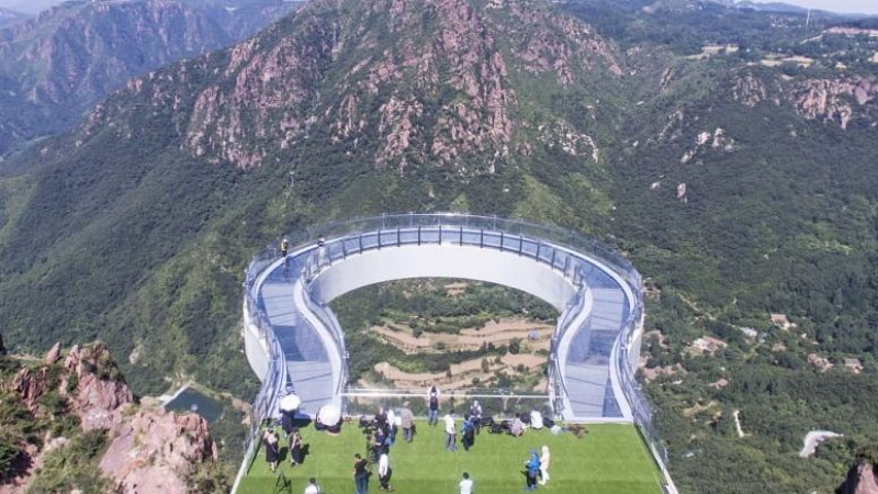 Помните ли страховития прозрачен мост? Китайците измислиха още по-смразяваща туристическа атракция