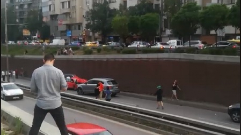 Страшно автомеле на бул. "Гешов" в София, има сериозно пострадали (ВИДЕО)