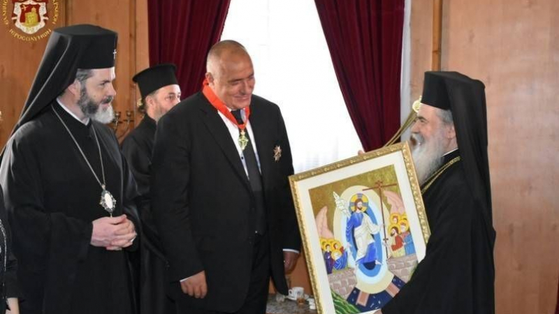  Бойко Борисов подари на Йерусалимския патриарх детска икона от благотворителната кампания на Светия Синод и сдружение „Маринела“  „Деца рисуват за деца“ 