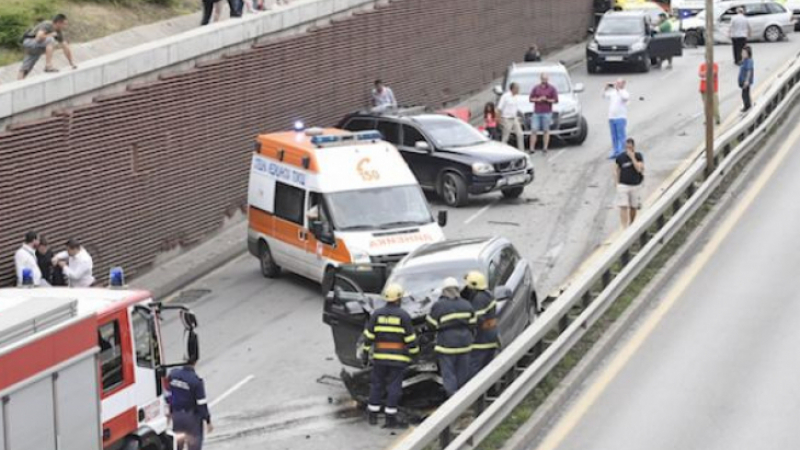 Версия: Пиян шофьор причинил верижното меле в София с 9 коли и много ранени (ВИДЕО)