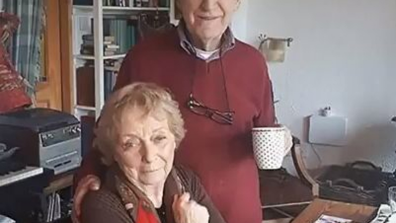 Това е любов! Ето какво се научи да прави 84-годишен мъж в името на съпругата си, която ослепява (ВИДЕО)