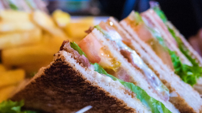 Какво представлява любимият ни „клуб“ сандвич (РЕЦЕПТА)