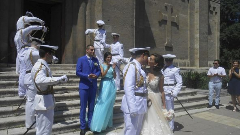 Младоженците Боряна и Цветомир приковаха към себе си погледите на всички туристи в центъра на Варна (СНИМКИ) 