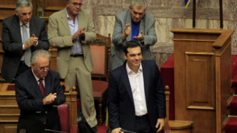 Гръцкото правителство оцеля след вота на недоверие