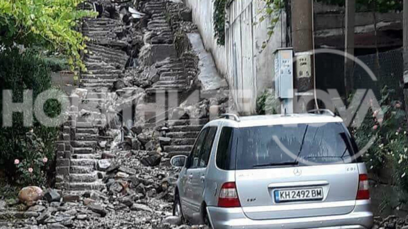 Страшен порой се изля върху Дупница, СНИМКА показа разрухата след него 
