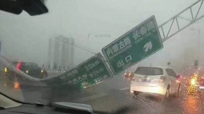 Мощен ураган връхлетя Китай, от небето заваляха... морски дарове (ВИДЕО)